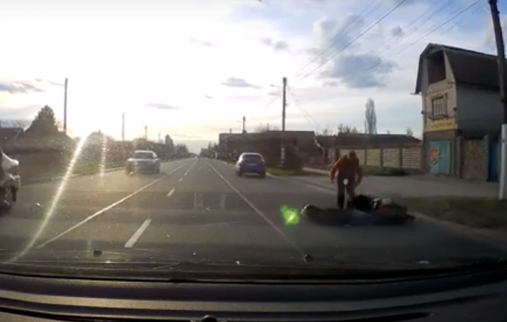 В Мелитополе водителя мотоцикла обнаружили лежащим на дороге (видео)
