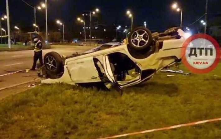 В Киеве в результате ДТП автомобиль перевернулся на крышу, погибла женщина