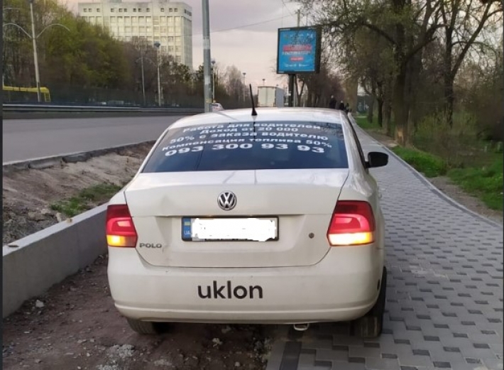 В Киеве таксист отметился наглой выходкой и разозлил людей: фото