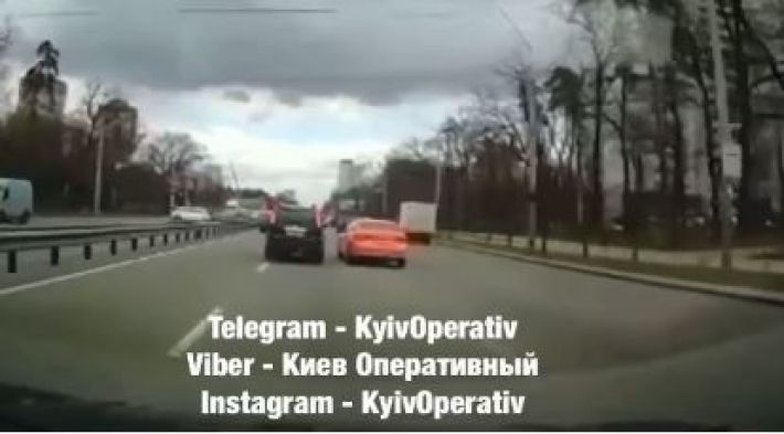 В Киеве водитель отметился странной выходкой на дороге и устроил ДТП: видео момента