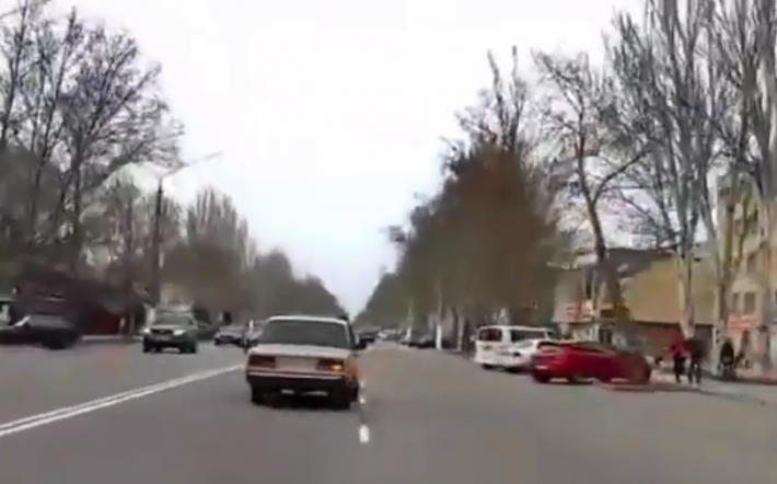 На центральном проспекте в Мелитополе водитель "выписывал кренделя" (видео)