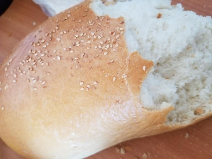 В Мелитополе женщине продали грязный хлеб (фото)