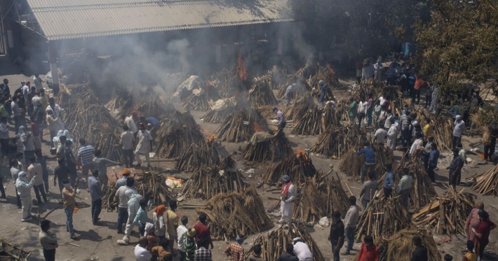 Крематории переполнены: в Индии тела жертв COVID-19 сжигают прямо на пустырях и в парках (Фото)