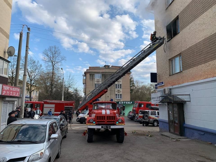 В Ровно произошел пожар в многоэтажке: женщина выпрыгнула из окна 3-го этажа, чтобы спастись (4 Фото)