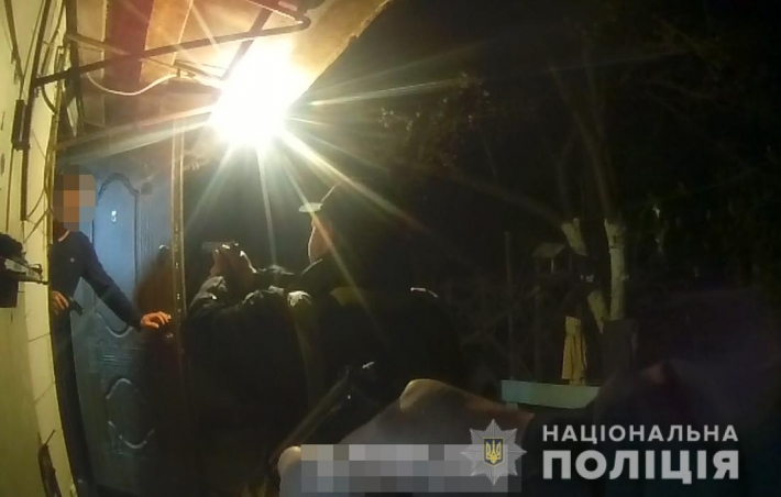 Под Житомиром мужчина облил себя бензином и стрелял в полицейских: фото и видео