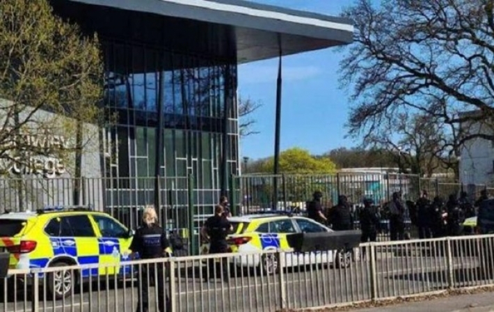 В Британии вооруженный мужчина ранил двух сотрудников колледжа - СМИ (фото)
