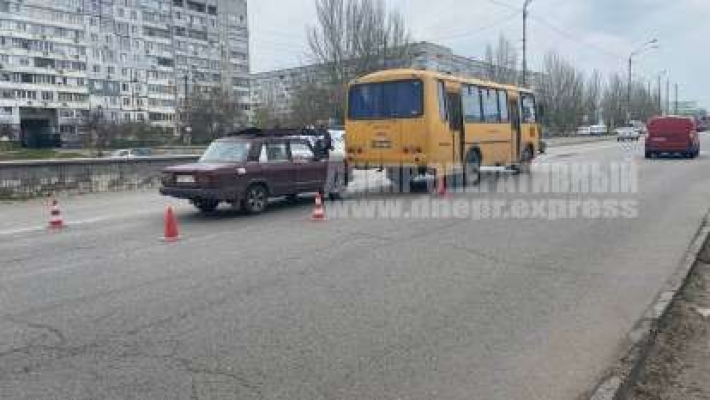 На Донецком шоссе ВАЗ врезался в пассажирский автобус: видео момента ДТП в Днепре