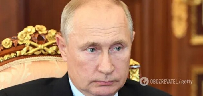 Путин не понял, куда наливают вино на причастии: видео высмеяли в сети