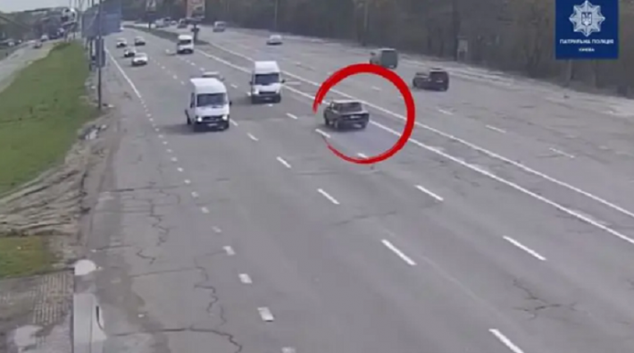 В Киеве водитель потерял сознание прямо на дороге, и его авто вылетело на встречку. Видео