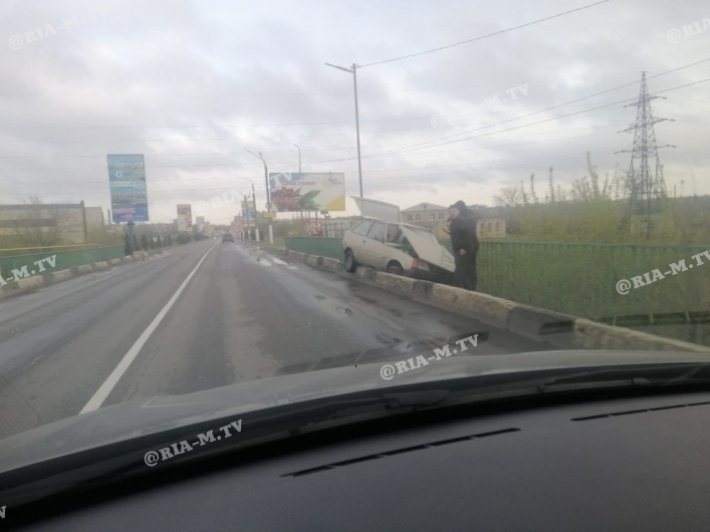 На въезде в Мелитополь автомобиль вылетел с моста (фото)