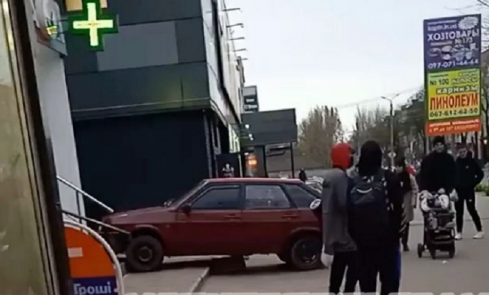 В Мелитополе водитель на "девятке" въехал на тротуар и врезался в аптеку (фото)