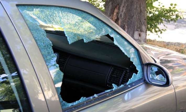 В Мелитополе на платной стоянке автомобилям разбили стекла (фото)