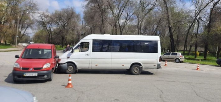 В Запорожье не разминулись маршрутка и легковое авто (фото)