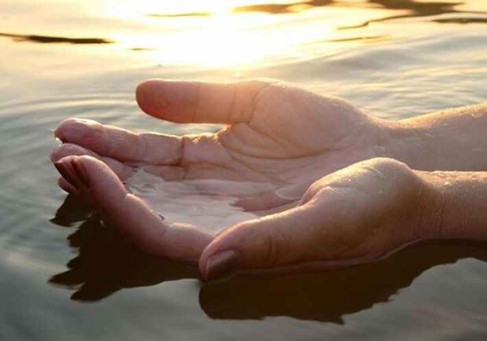 Чистый четверг: как правильно купаться, советы и традиции дня