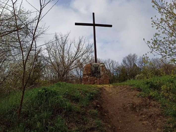 После разгула сатанистов на целебных источниках в Мелитопольском районе восстановили крест (фото)