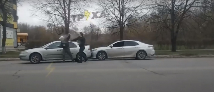 В Харькове водители устроили эпичные разборки на дороге: все попало на видео