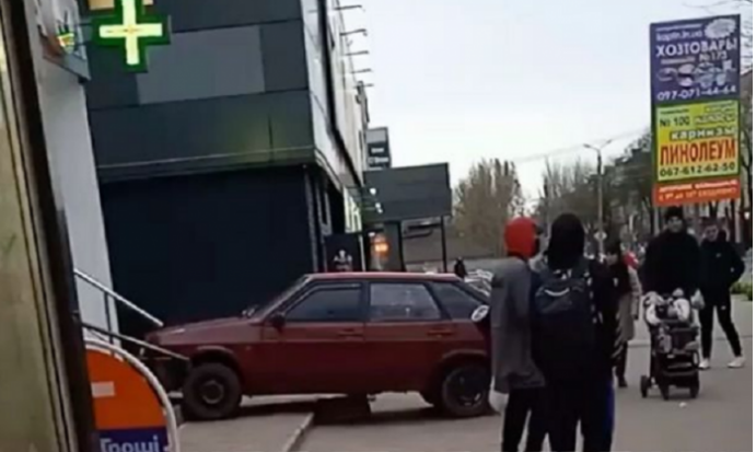 Странное происшествие в Мелитополе, с выехавшим на тротуар ВАЗом, прокомментировала полиция (фото, видео)