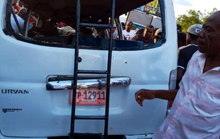 На Гаити при столкновении двух автобусов погиб 21 человек (фото)