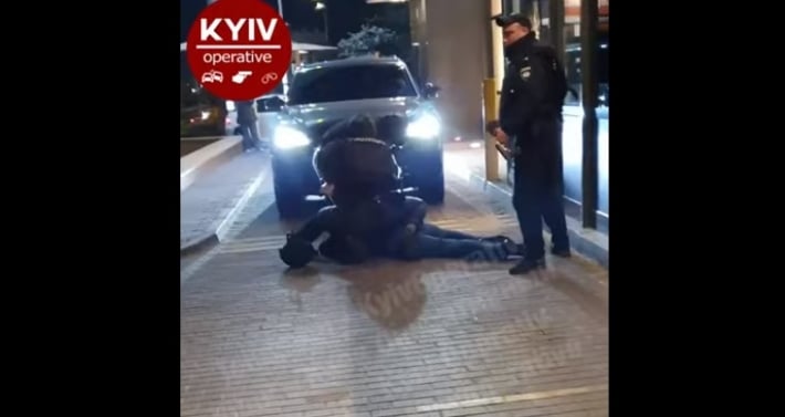 ​В Киеве мужчина с пистолетом и гранатой устроил дебош на парковке: видео