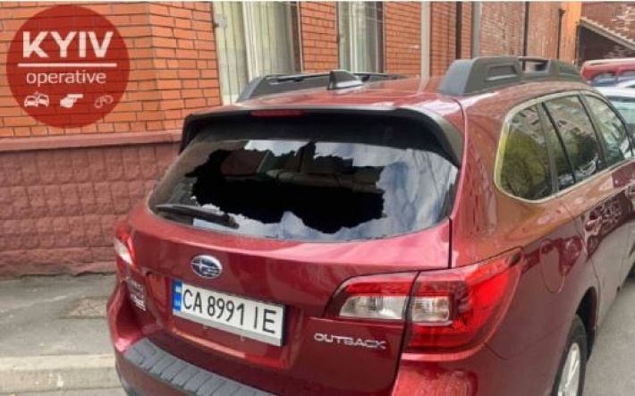 В Киеве разгромили припаркованные авто: соцсети теряются в догадках, фото
