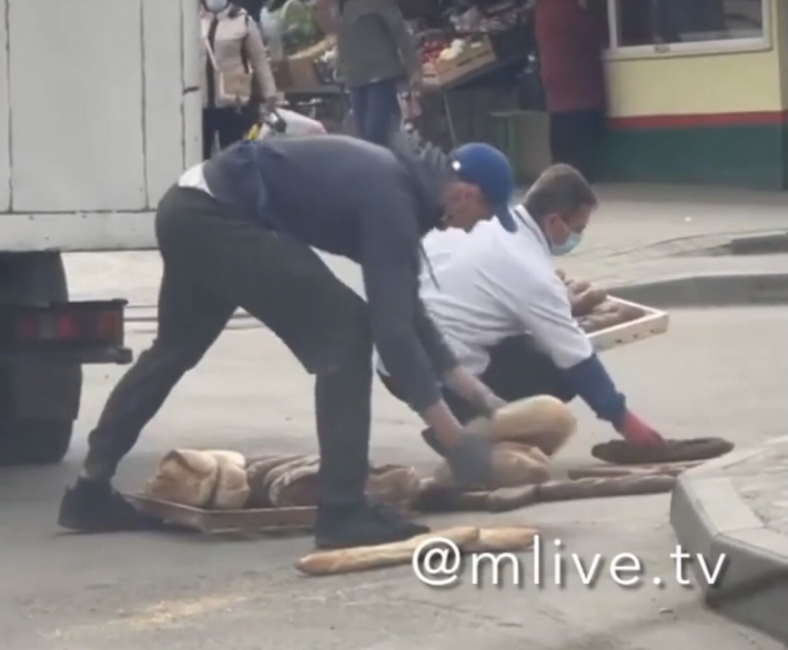 В Мелитополе прохожие наблюдали гору хлеба на тротуаре (видео)