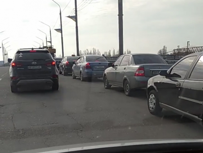 В Мелитополе водители массово жалуются на пробки на мосту (видео)