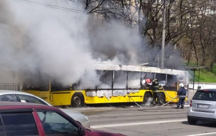 В Киеве на ходу загорелся автобус: выгорел полностью за мгновенье (жуткое видео)