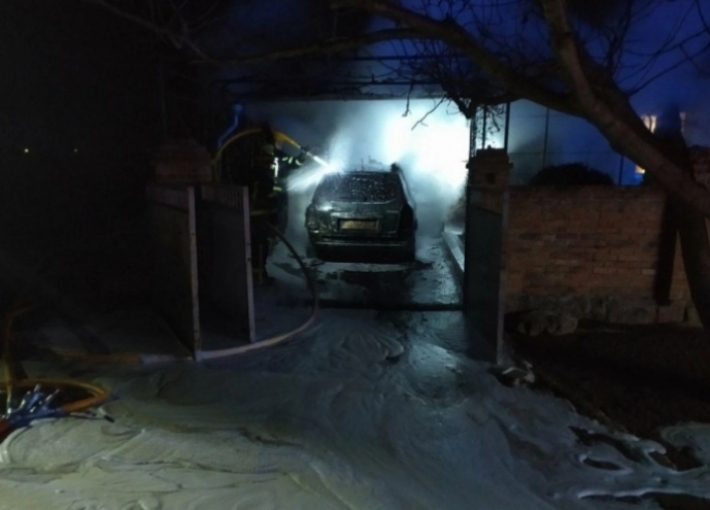 В полиции Мелитополя прокомментировали массовые поджоги и разбитые стёкла частных авто