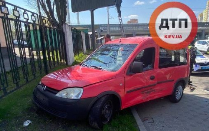В Киеве пьяный водитель устроил масштабное ДТП и пытался сбежать с места: фото