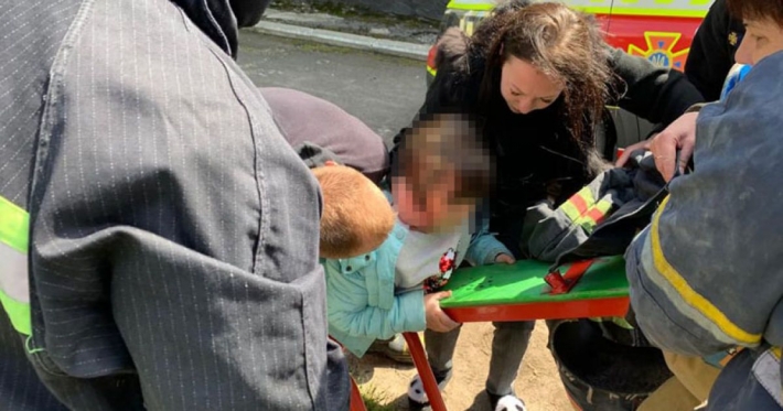 В Павлограде маленькая девочка застряла головой в качели: фото и видео спасения