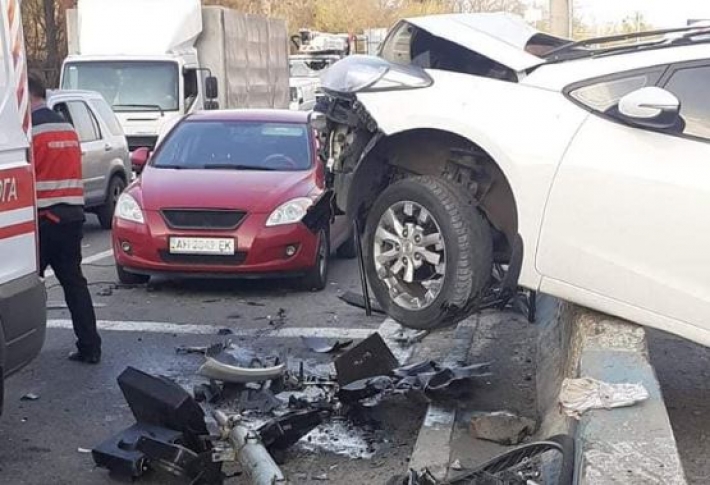 В Киеве авто "залетело" на отбойник, сбив велосипедиста: фото кровавого ДТП