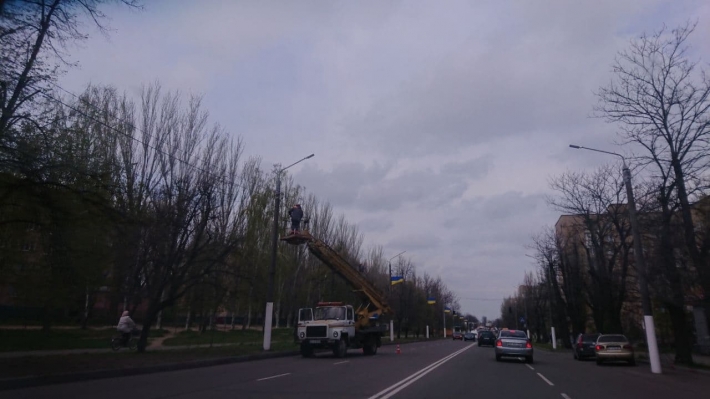 В Мелитополе обновили флаги Украины вдоль центральных улиц (фото)