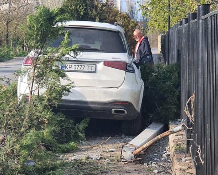 В Запорожской области Mercedes сбил столб