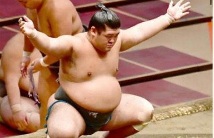 Роковой прием: 28-летний борец сумо умер после страшной травмы (видео)