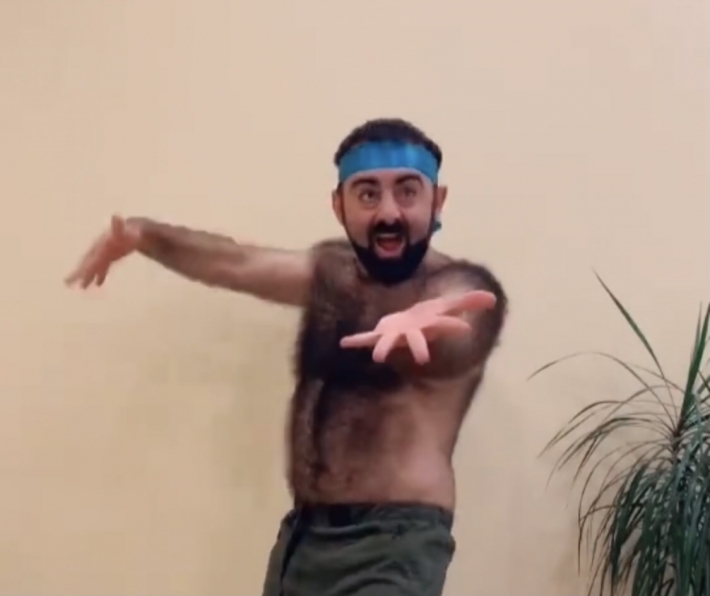 Актер из Мелитополя станцевал "горячий" танец для поклонников (видео)