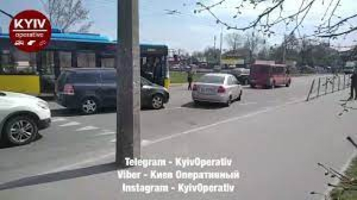 Пока едет полиция: в сети показали видео необычного поступка водителя троллейбуса в Киеве