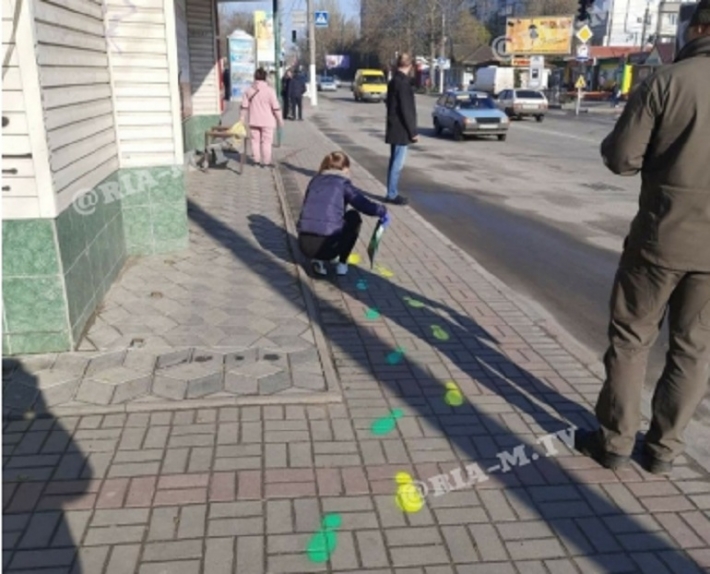 В Мелитополе предприниматель, наследивший на тротуаре, отказывается убирать художества (фото)