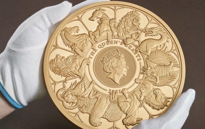 В Британии создали рекордную золотую монету (видео)