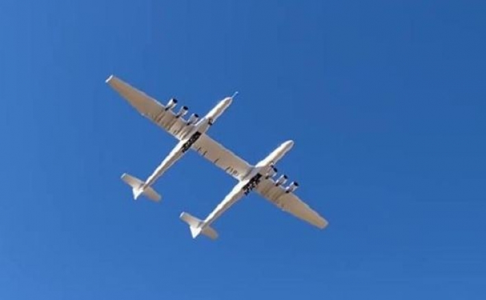Полет самого большого самолета показали на видео
