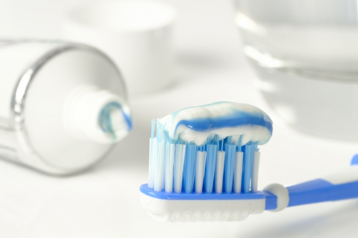 Профессиональная чистка зубов: какой способ лучше