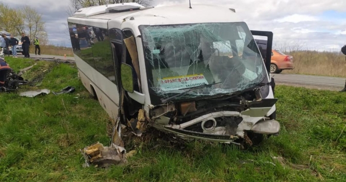 На Прикарпатье легковушка влетела в рейсовый автобус: есть жертвы и пострадавшие