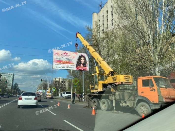 В Мелитополе билборды продолжают демонтировать (фото)