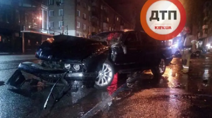 В Киеве пьяная компания на BMW вылетела на встречку и сбила рекламный щит