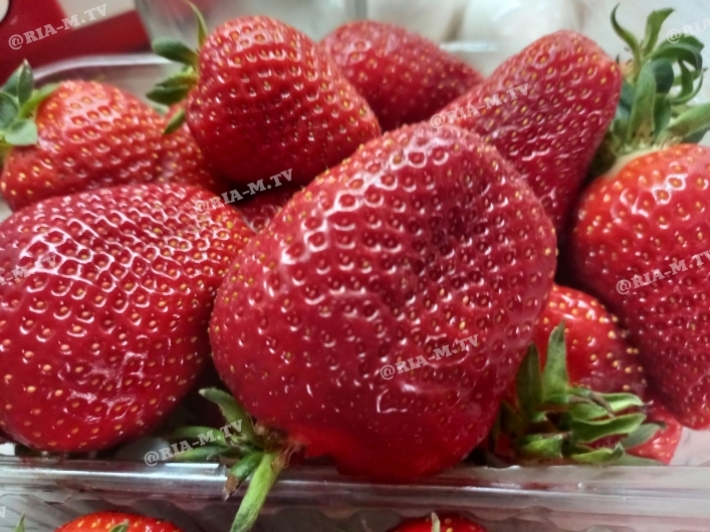 В Мелитополе торгуют местной клубникой - почем ягоды (фото)