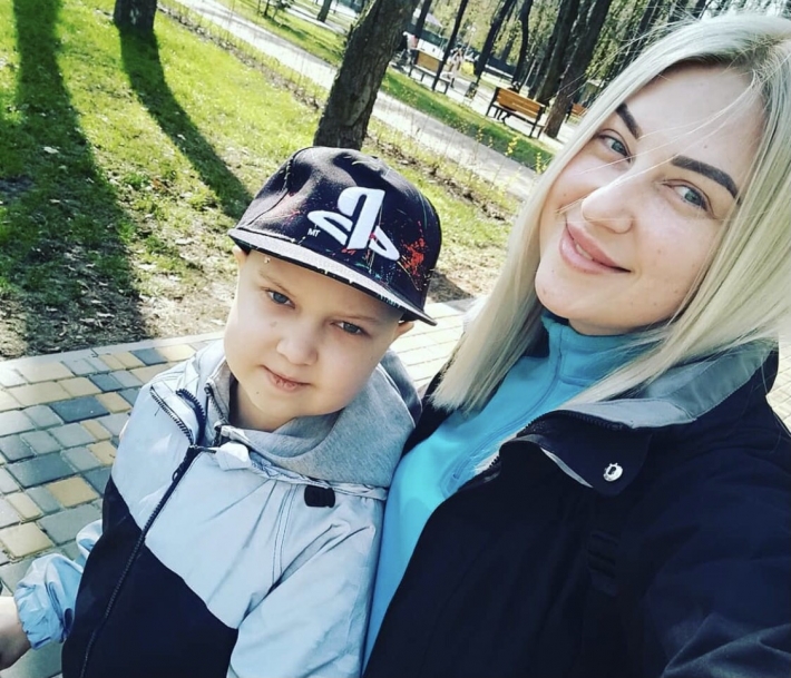 Мальчика из Мелитополя, борющегося с раком в Киеве, поздравили земляки