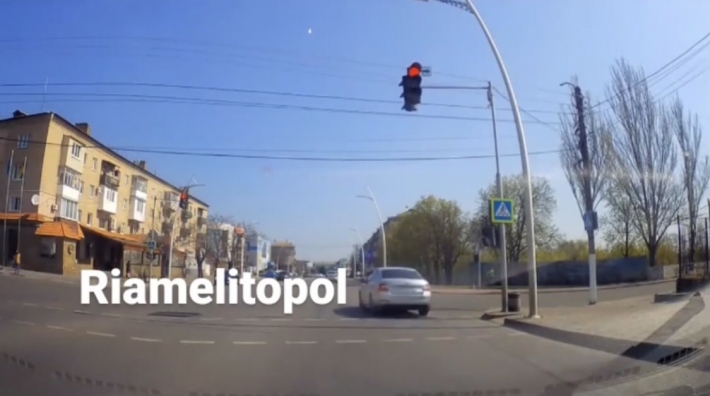 В Мелитополе водитель Шкоды решил рискнуть на "красный" (видео)