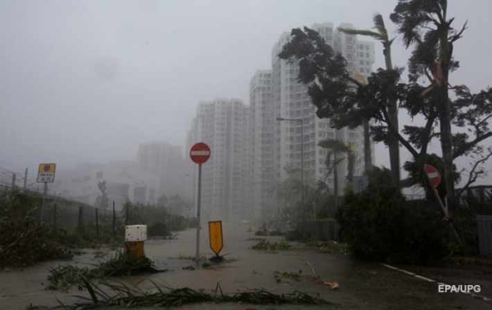 Ураган в Китае: порывы ветра развернули пассажирский самолет