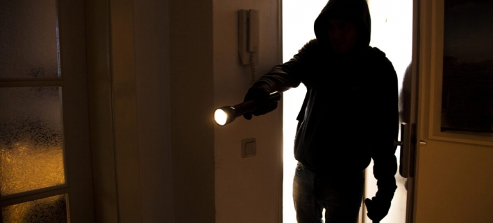 В Запорожье отправили за решетку несовершеннолетнего парня, который влез в дом полицейского