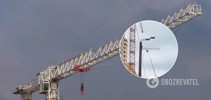 В Одессе мужчина залез на башенный кран, чтобы выпить пива (Видео курьеза)
