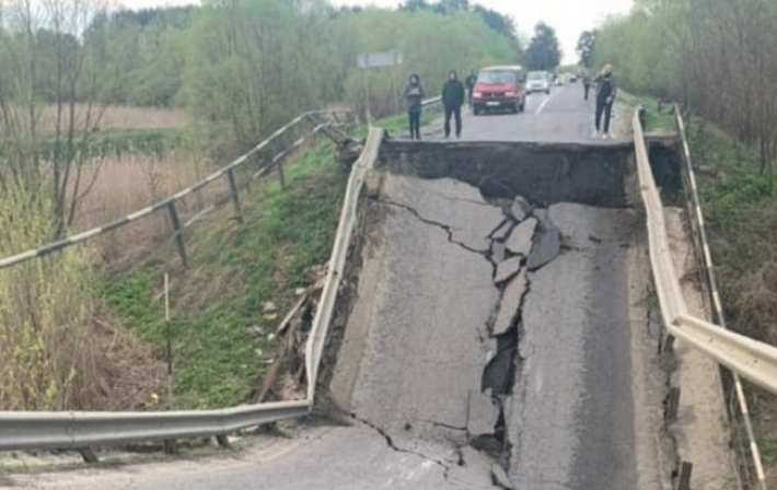 На трассе Львов-Луцк обвалился мост и заблокировал дорогу